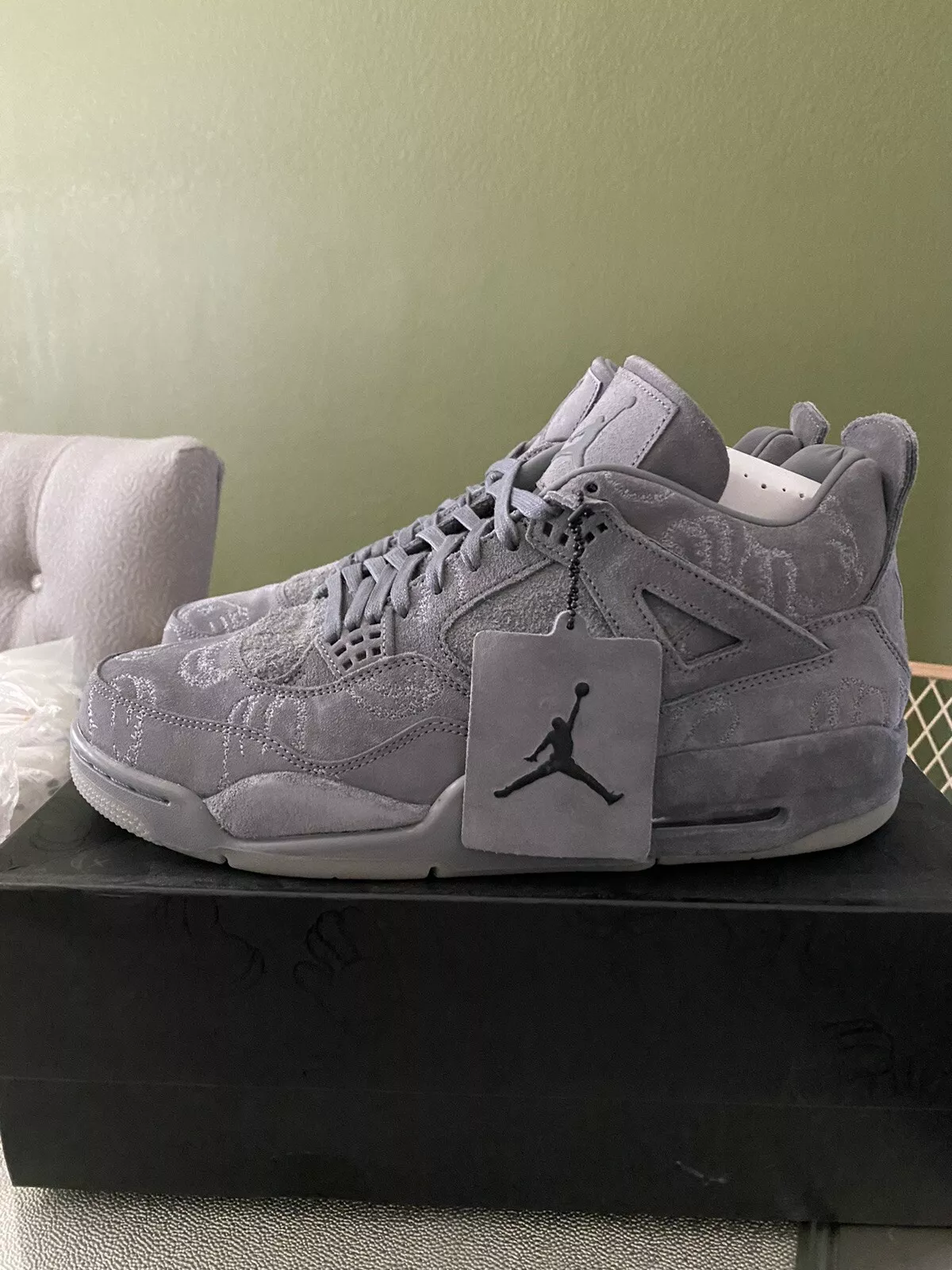 XP Batch  KAWS X Air Jordan 4 Retro KAWS Grey review Darren Clarke 01