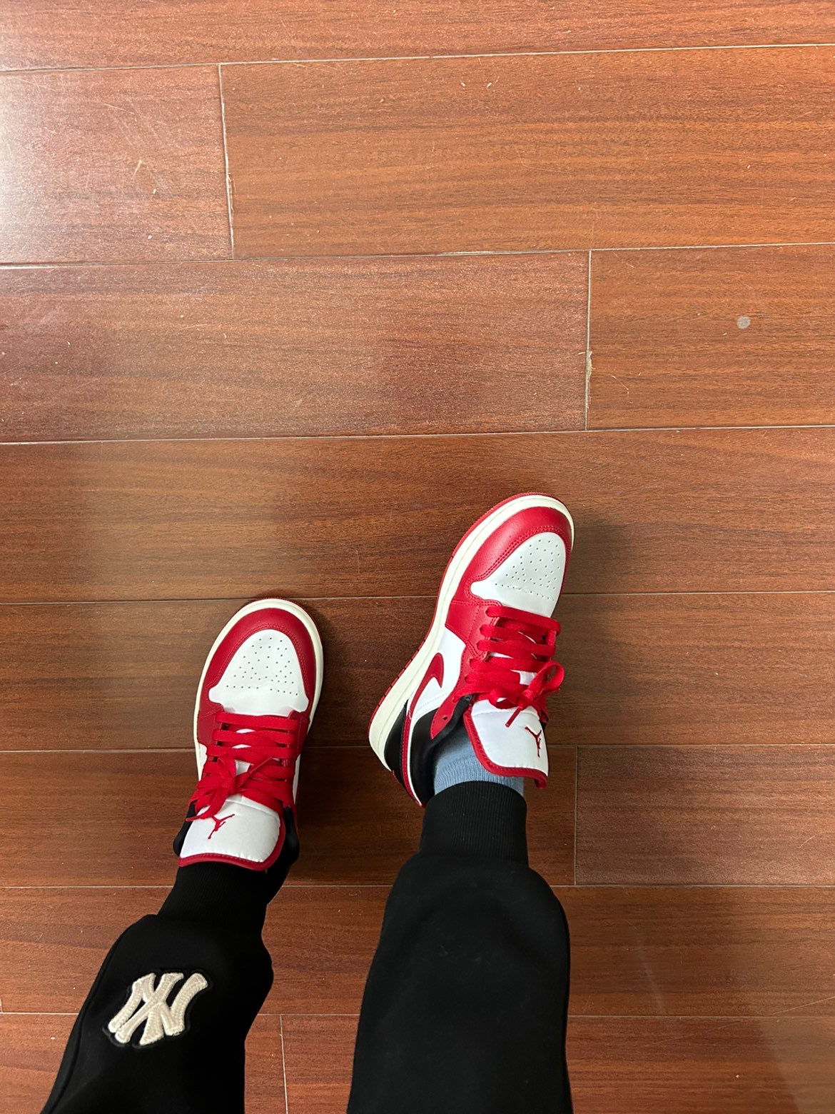 XH Air Jordan aj1 Low White, Red, And Black review Luke 03