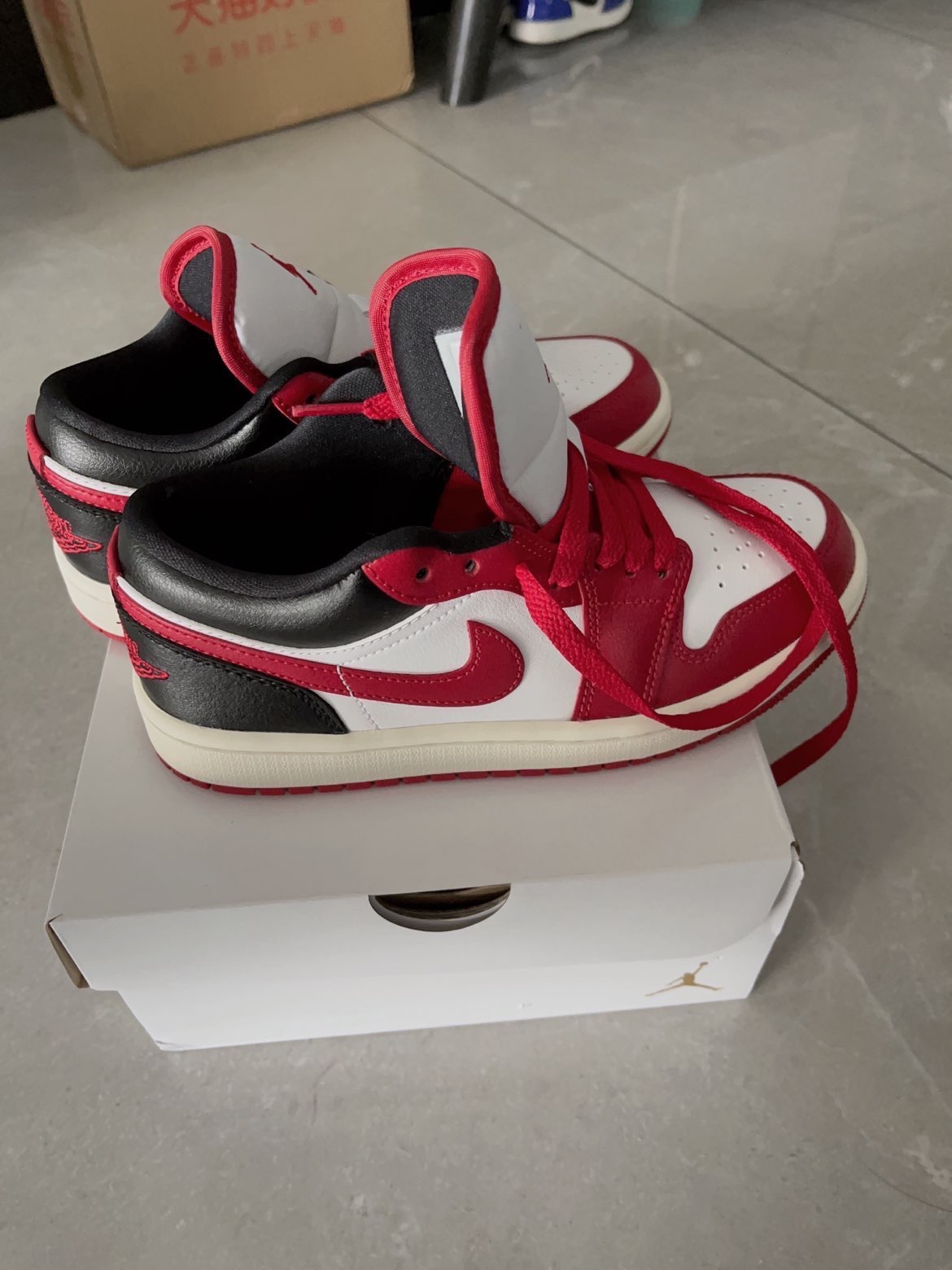 XH Air Jordan aj1 Low White, Red, And Black review Gavin 01