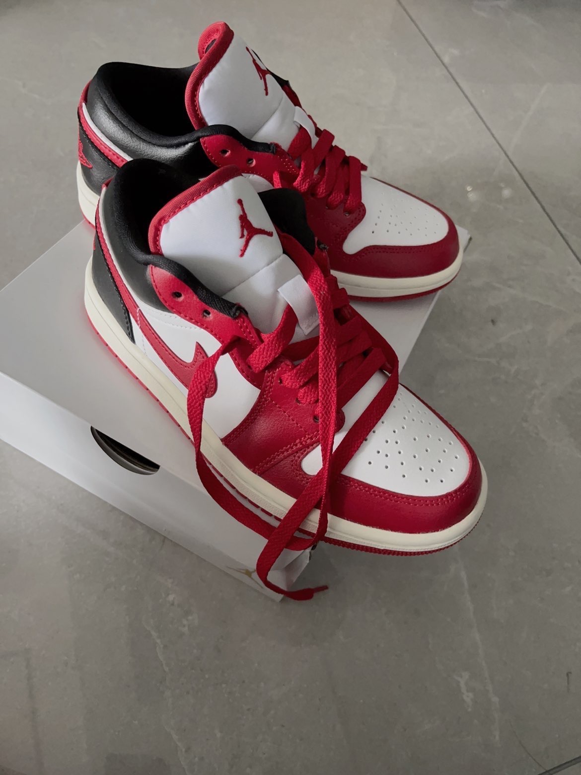 XH Air Jordan aj1 Low White, Red, And Black review Gavin 02