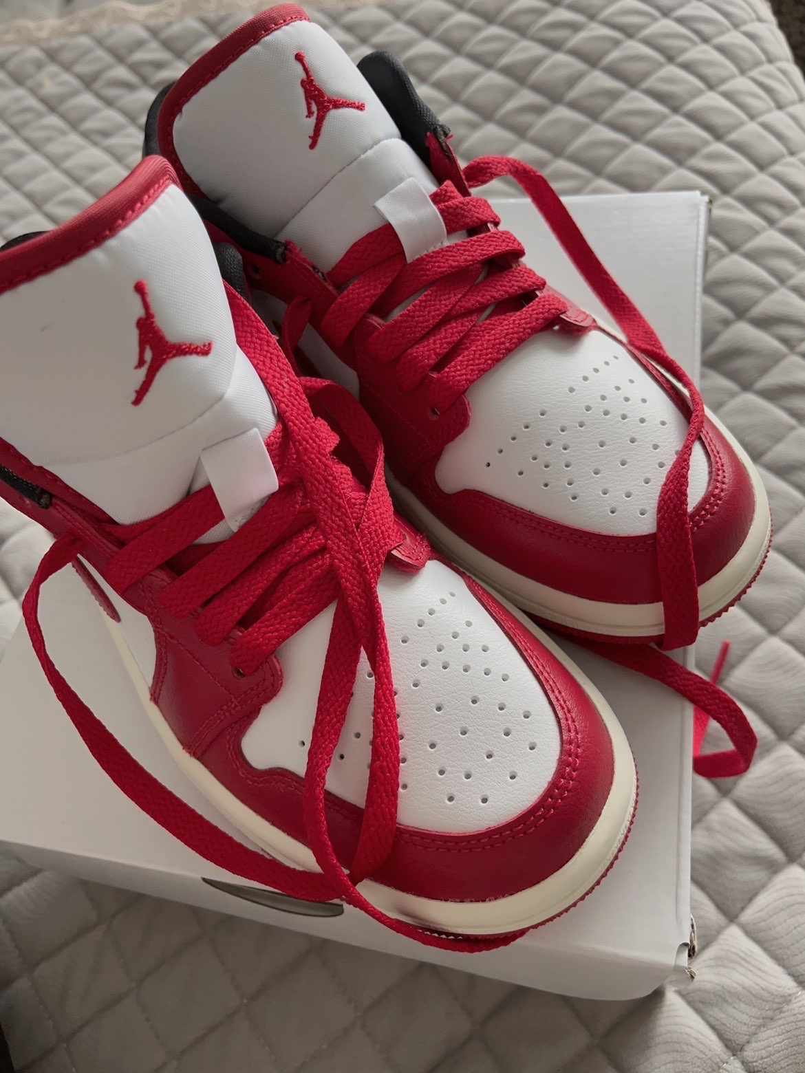 XH Air Jordan aj1 Low White, Red, And Black review Gavin 03