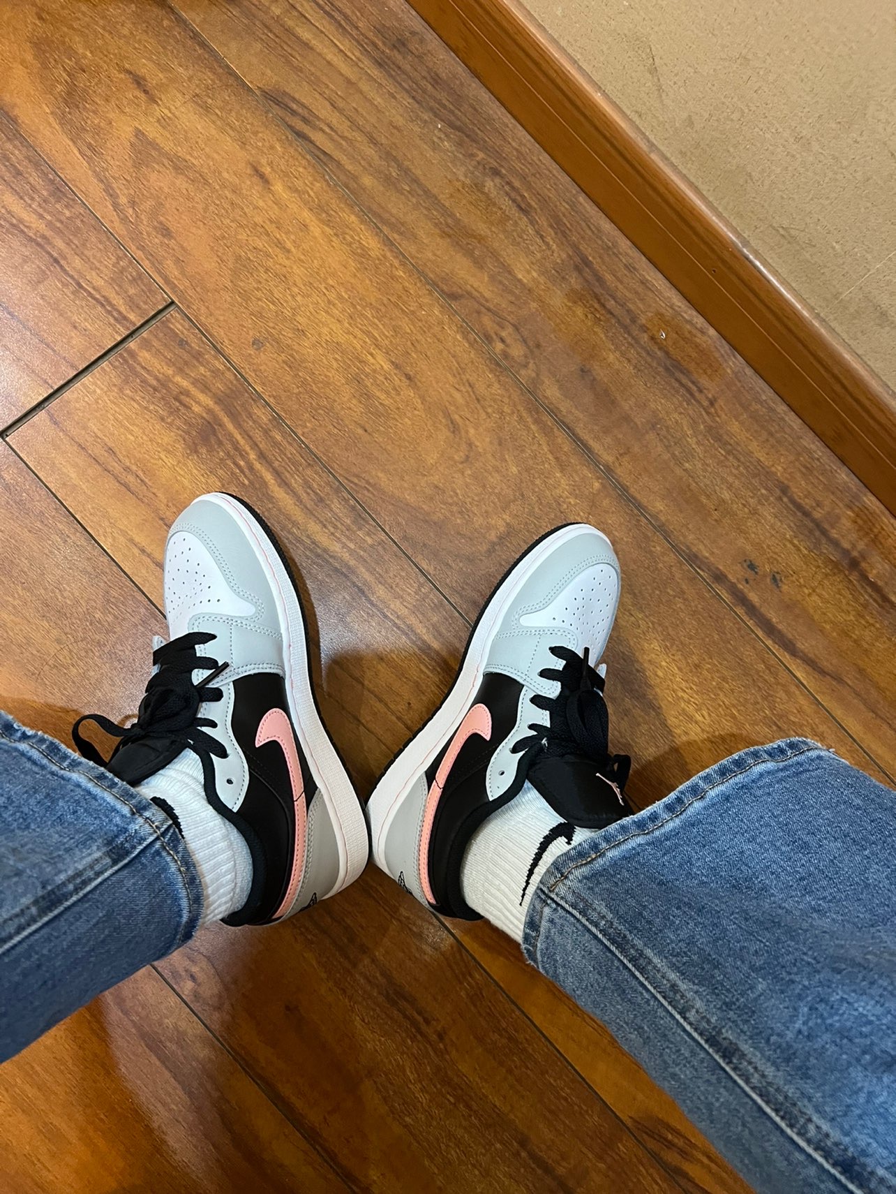 XH Air Jordan 1 Low White And Black Powder review Adrian