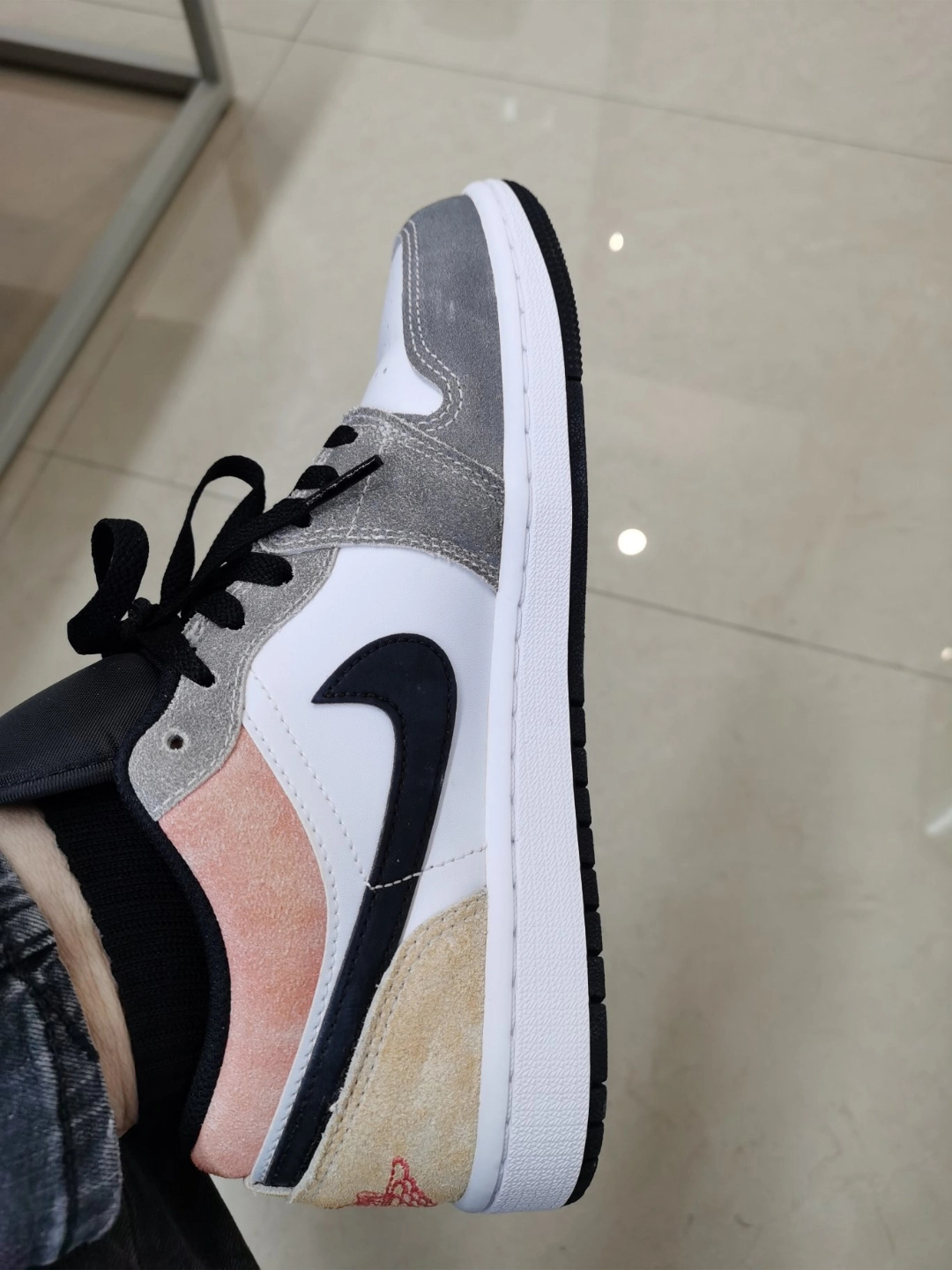 XH Travis Scott x Air Jordan 1 Low SE 'Flight Club' review Ian 02