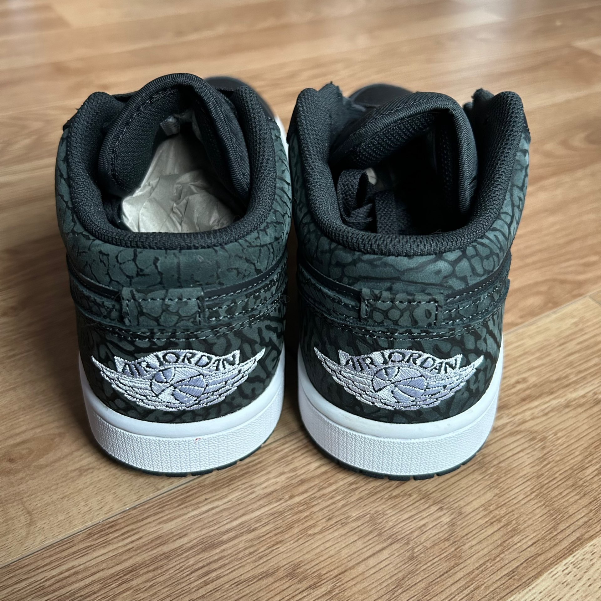 XH Air Jordan 1 Low "Black Elephant" review Amelia 04