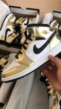 MID Air Jordan 1 Mid SE GS Metallic Gold review Louise