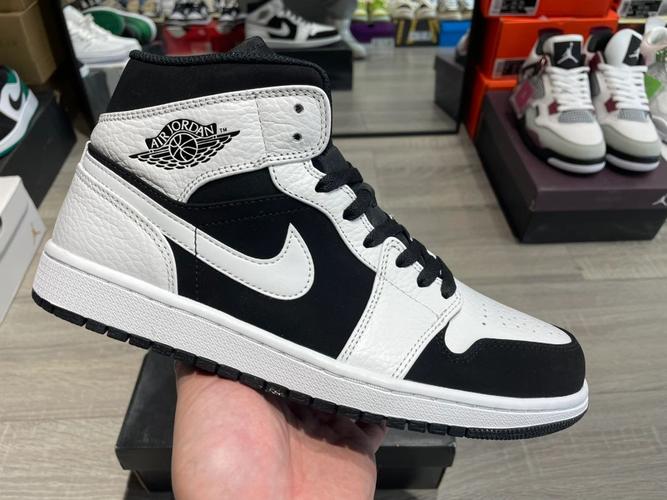 MID Air Jordan 1 Mid Tuxedo review Ted 02