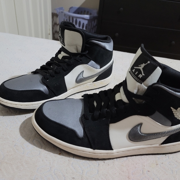 MID Air Jordan 1 Mid Satin Grey review Aaron 01