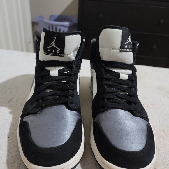 MID Air Jordan 1 Mid Satin Grey review Aaron 04