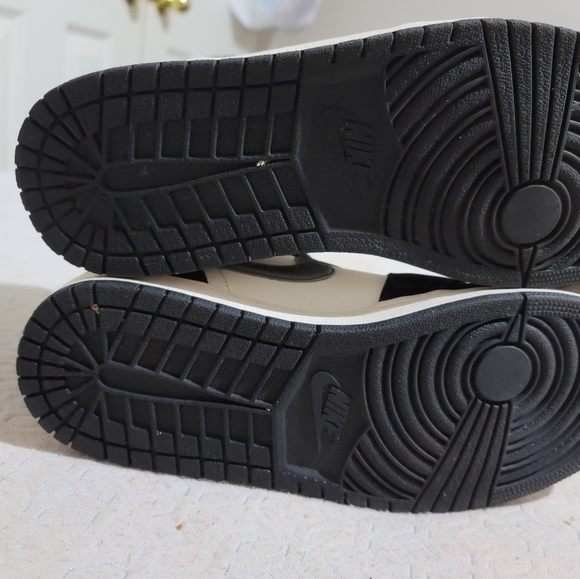 MID Air Jordan 1 Mid Satin Grey review Aaron 02