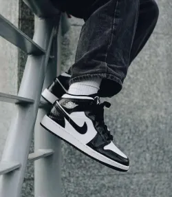 MID Air Jordan 1 Mid SE ASW Black and White review Nora
