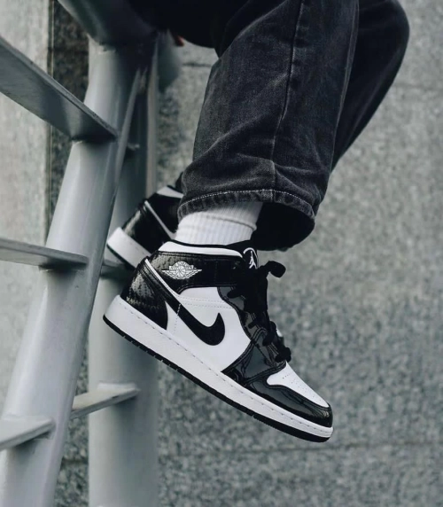 MID Air Jordan 1 Mid SE ASW Black and White review 