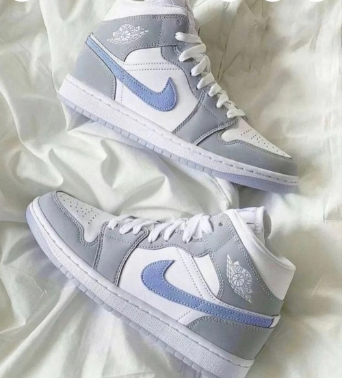 MID Air Jordan 1 Mid Wolf Grey Aluminum review 