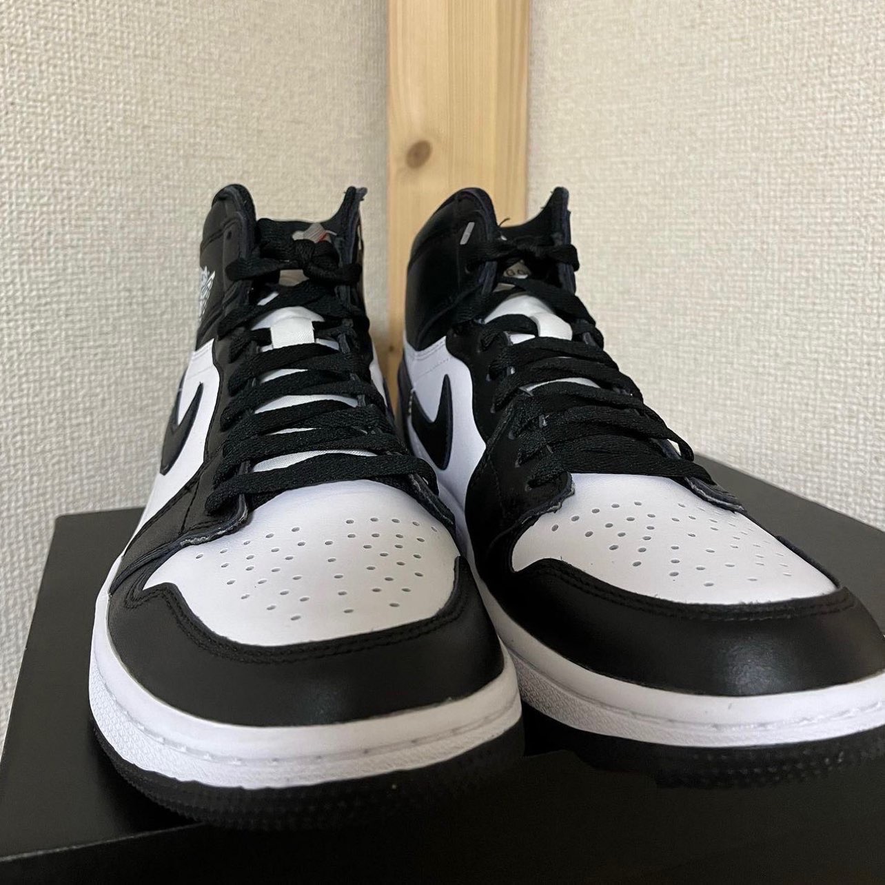 Q3 Air Jordan 1 Retro High OG Black White review Vanessa 01