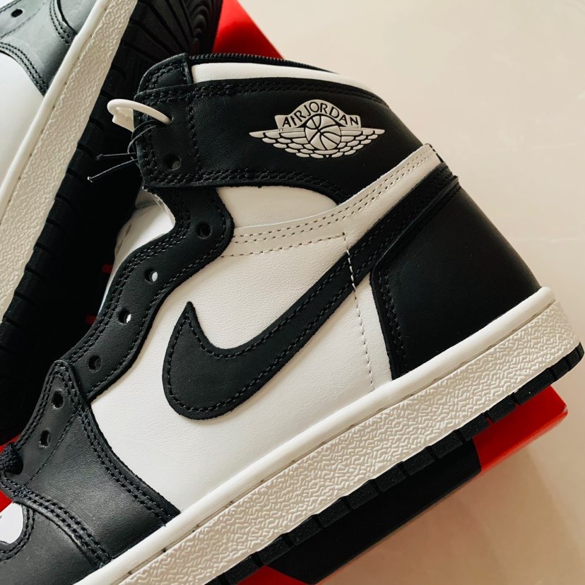 Q3 Air Jordan 1 Retro High OG Black White review Rachel 01