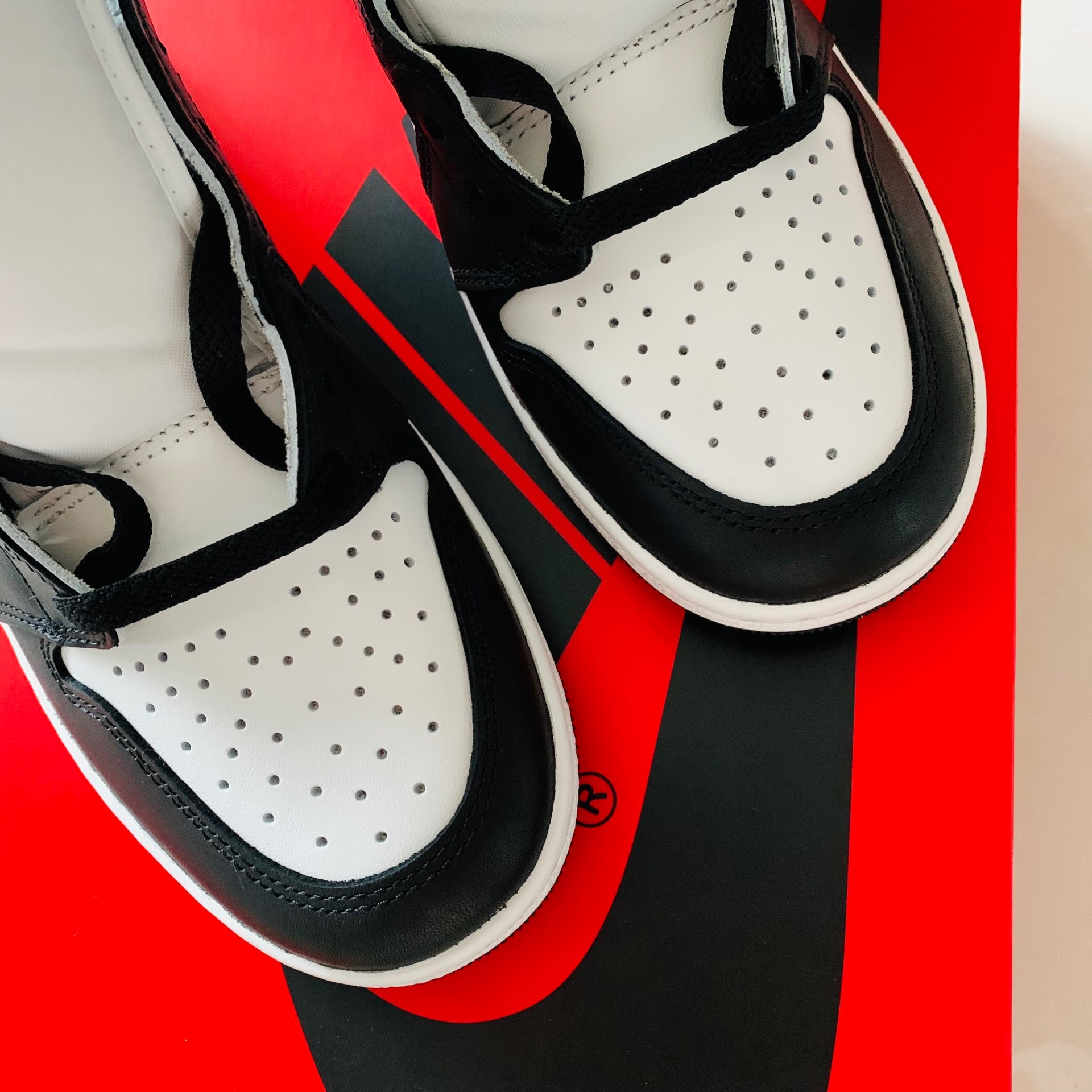 Q3 Air Jordan 1 Retro High OG Black White review Rachel 02