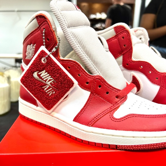 XH Air Jordan 1 High OG WMNS “Chenille” review Megan 03