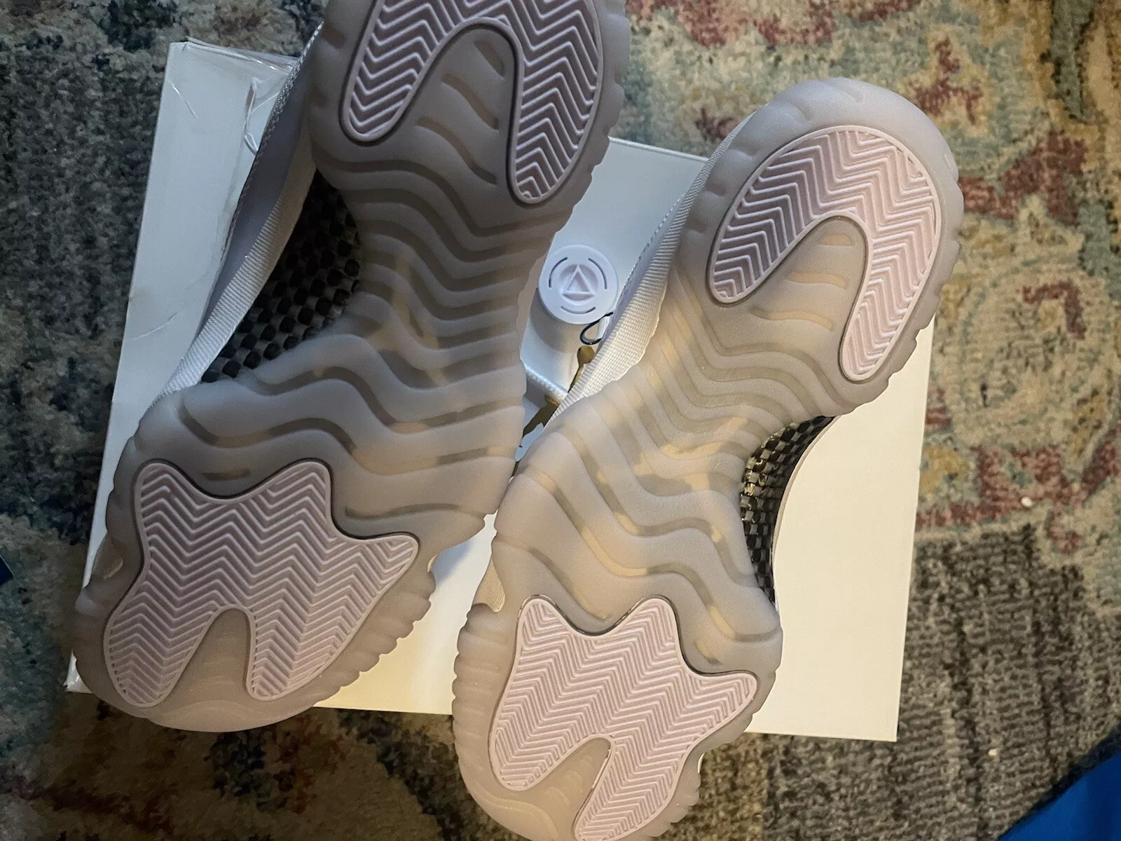 XH Air Jordan 11 Retro Low Pure Violet review Richard Quest 03