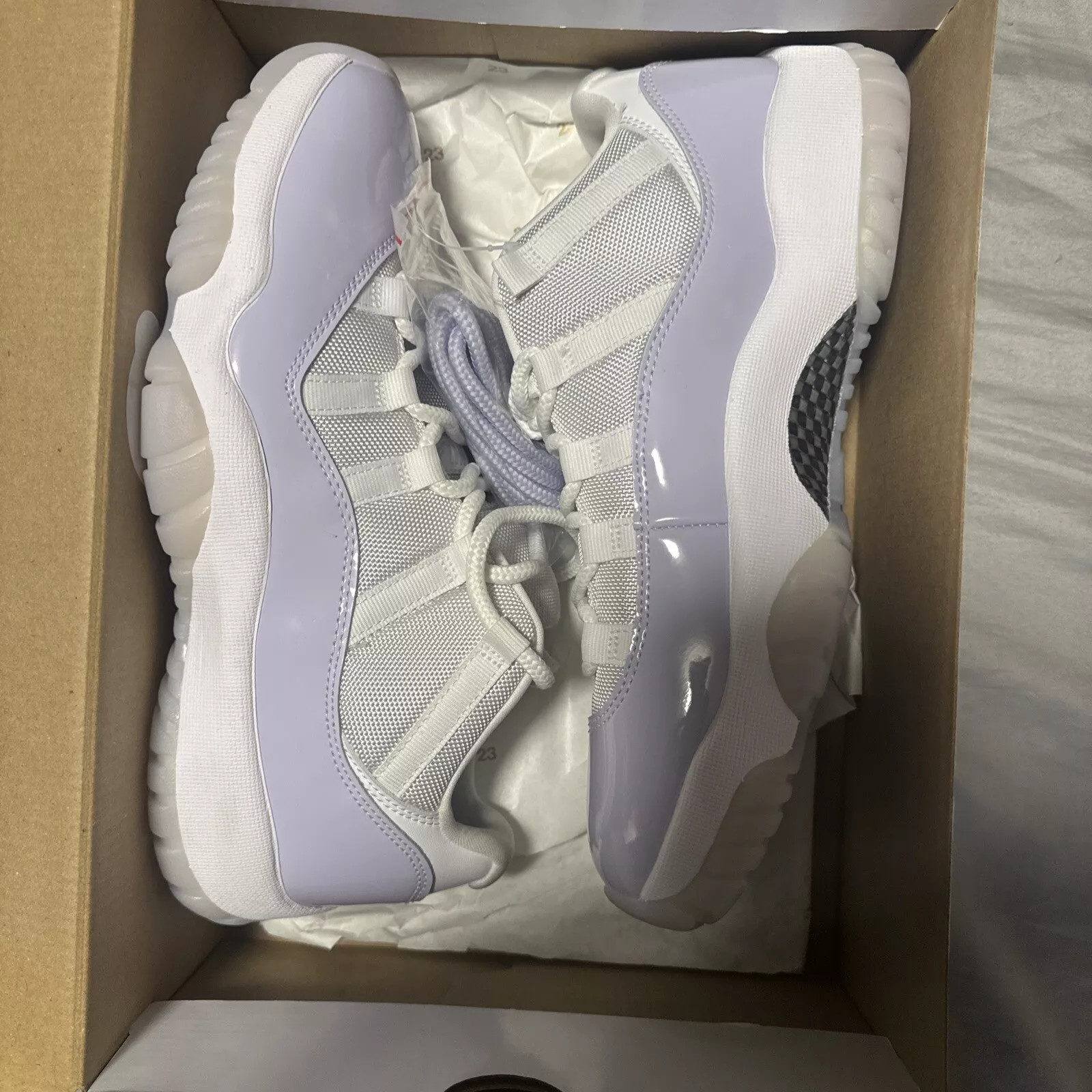 XH Air Jordan 11 Low Pure Violet review Carnegie girl 02