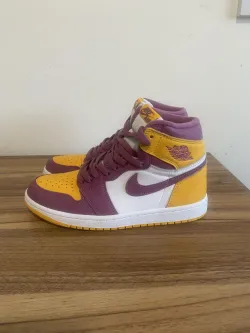 XH Air Jordan 1 High OG “Brotherhood” review Bella 01