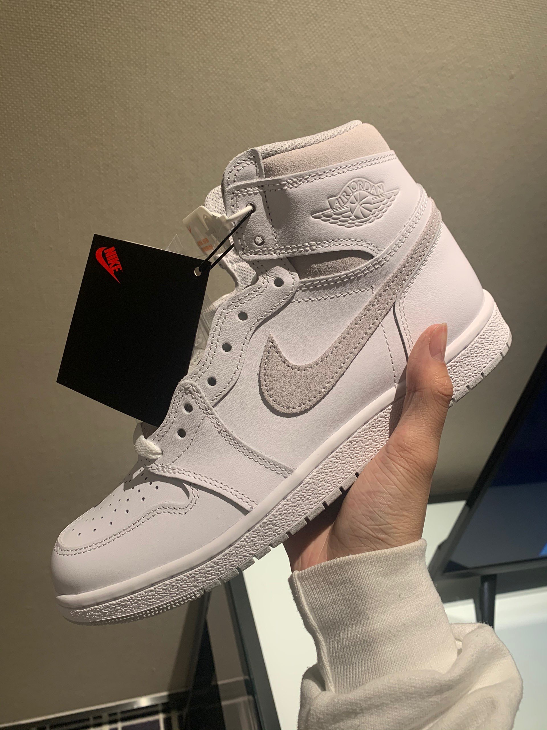 XH Air Jordan 1 Retro High '85 Neutral Grey review Hannah 01