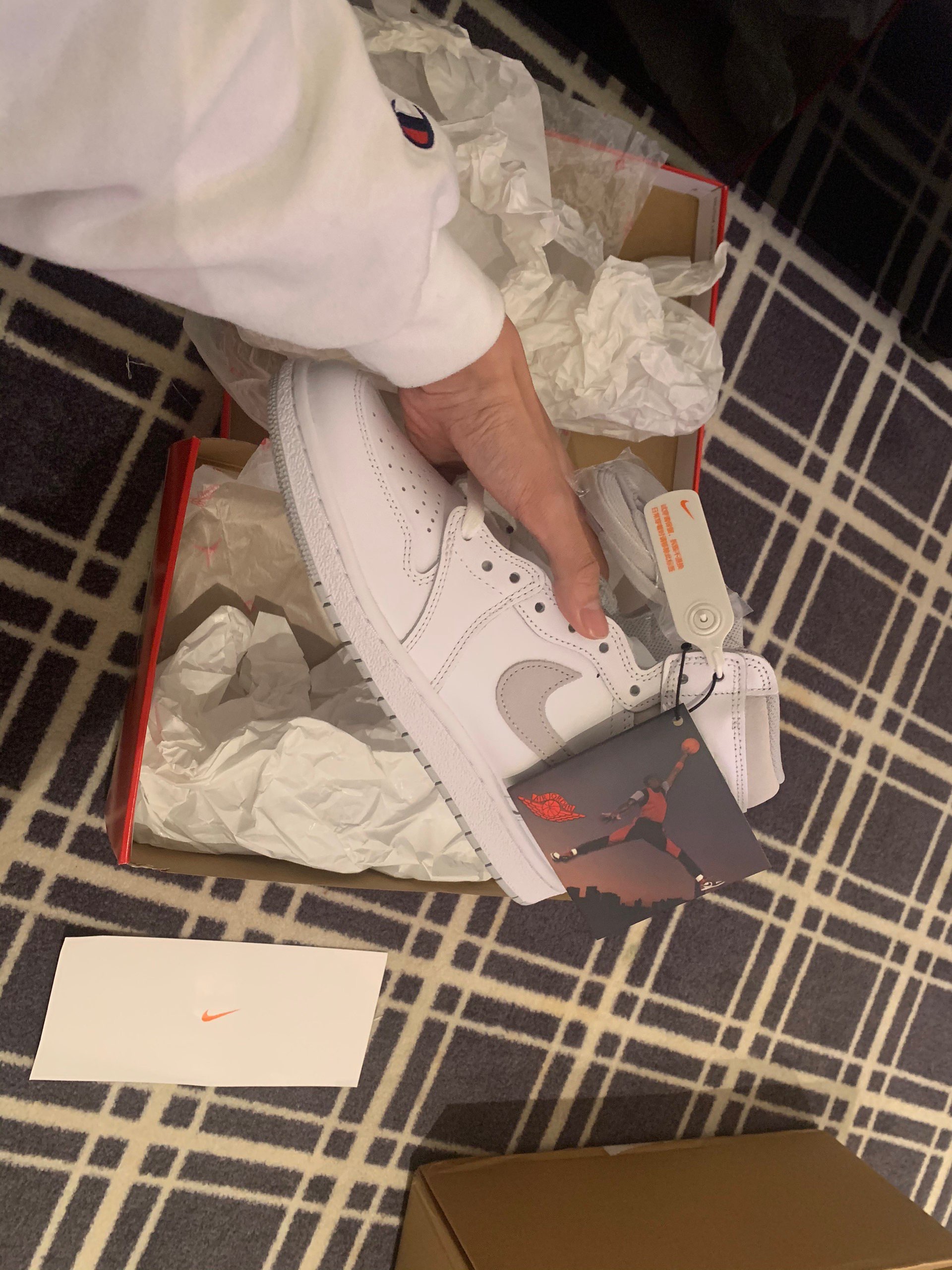 XH Air Jordan 1 Retro High '85 Neutral Grey review Hannah 02