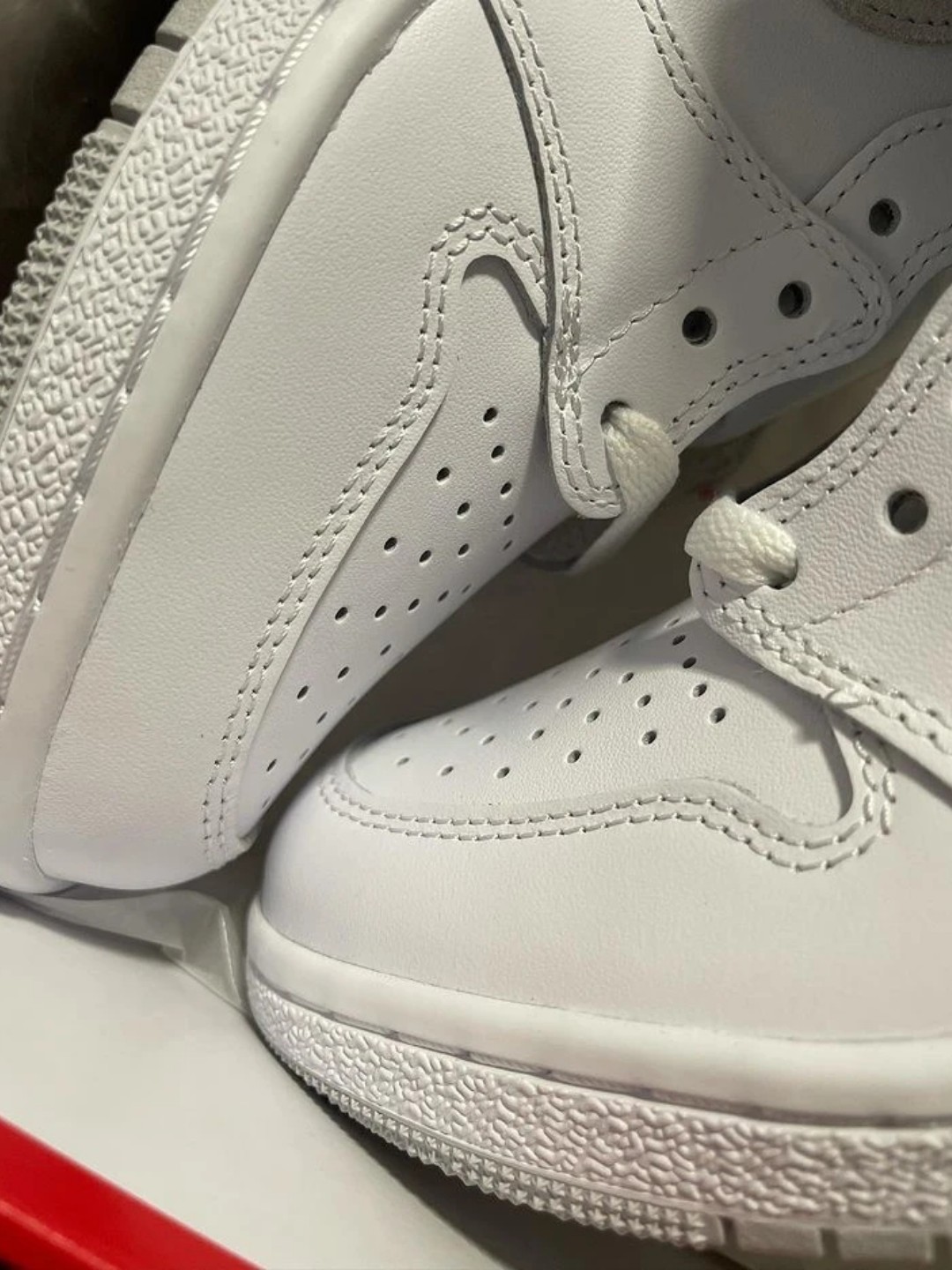 XH Air Jordan 1 Retro High '85 Neutral Grey review Carter 04