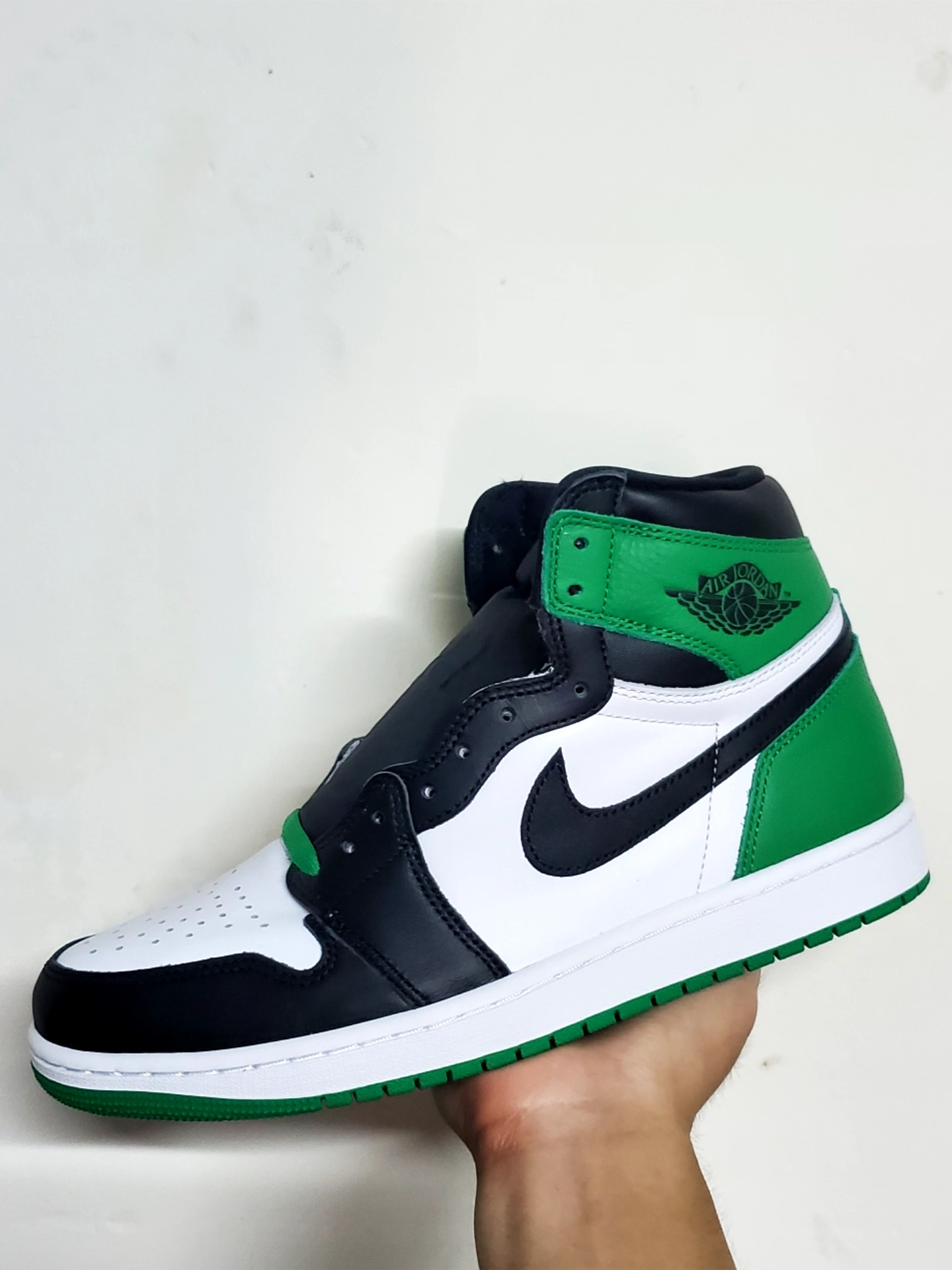 XH  Air Jordan 1 HighLucky Green review Amelia 02
