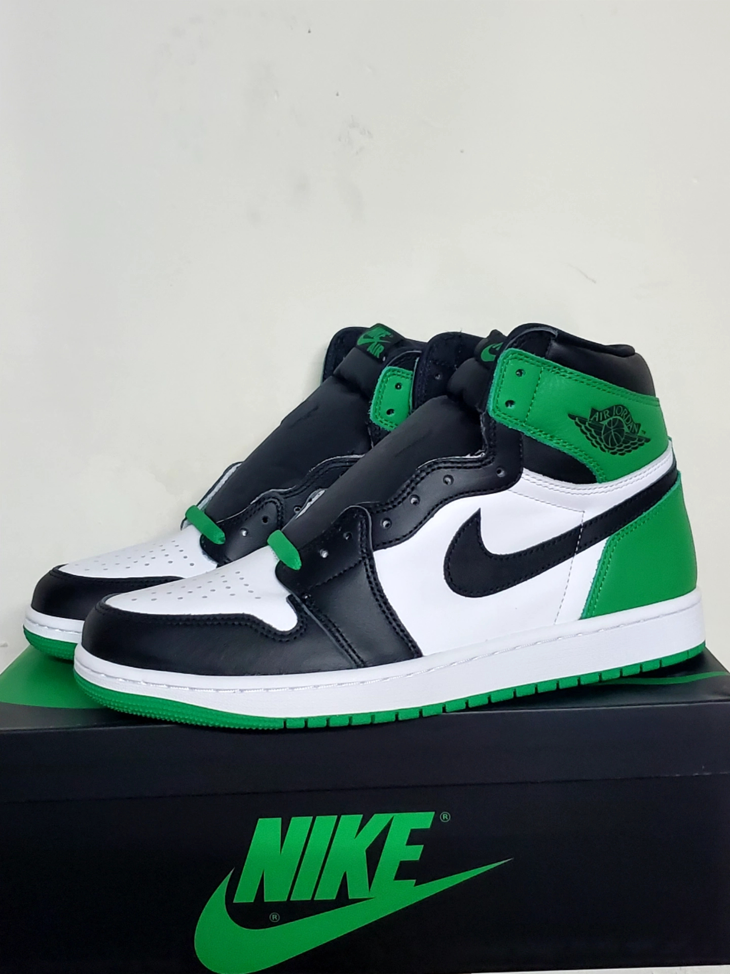 XH  Air Jordan 1 HighLucky Green review Amelia 03