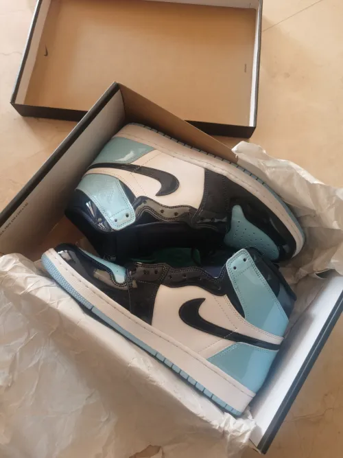 XH  Air Jordan 1 Retro High OG 'UNC Patent' review 