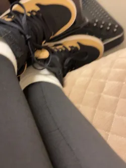 XH Air Jordan 1 High OG Black Rice Yellow review Zoey 01