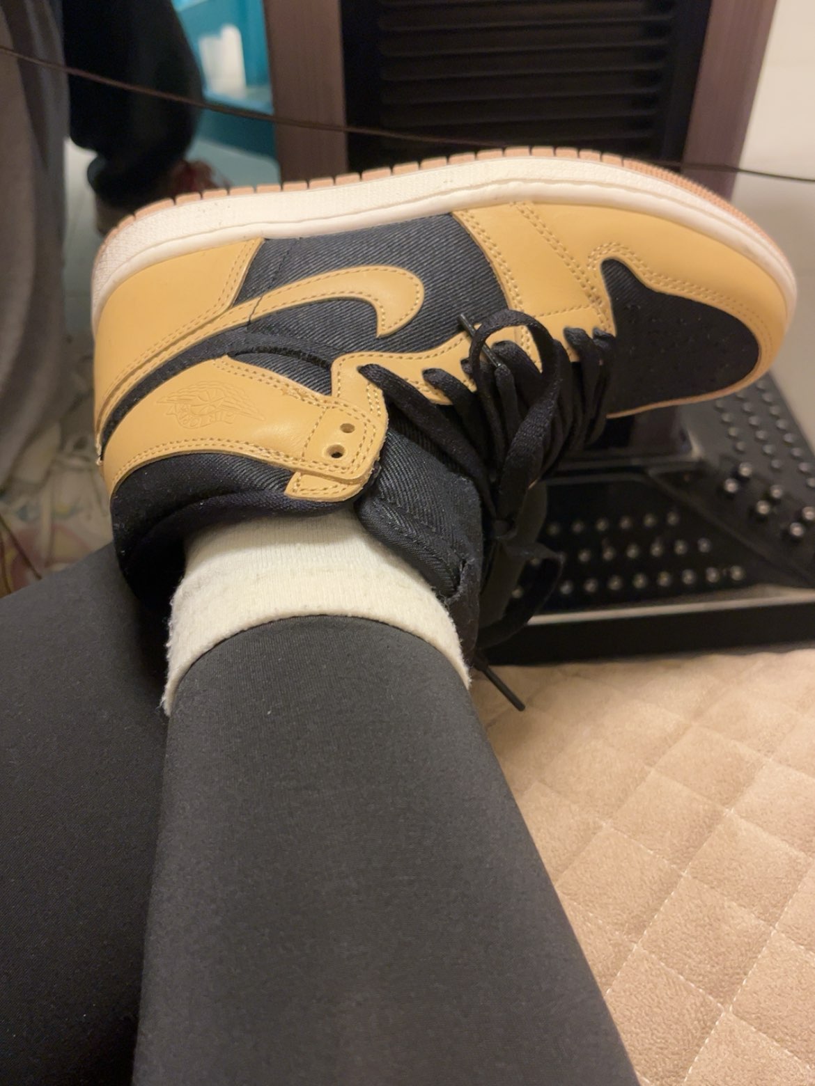 XH Air Jordan 1 High OG Black Rice Yellow review Zoey 02