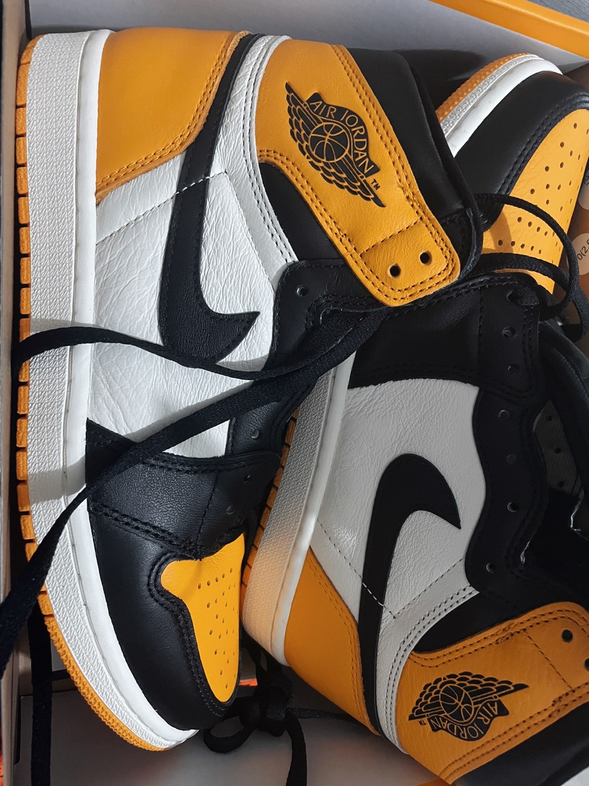 XH  Air Jordan 1 High OG Yellow Toe review John