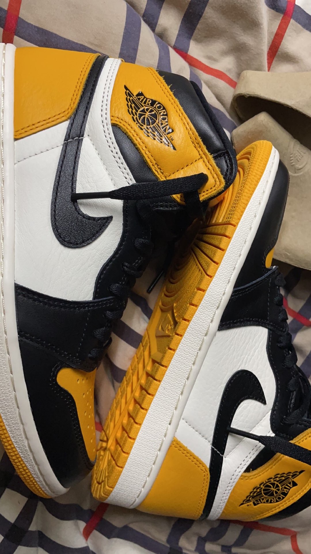 XH  Air Jordan 1 High OG Yellow Toe review Michael