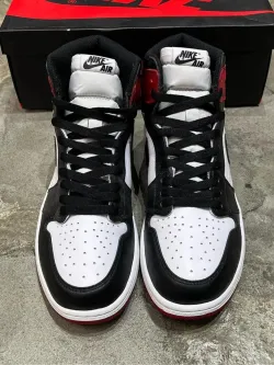 XH Air Jordan 1 OG High 'Black Toe' review Luna 03
