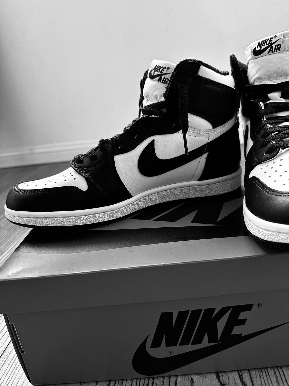 XH Air Jordan 1 Retro High OG Black White review Sofia 01