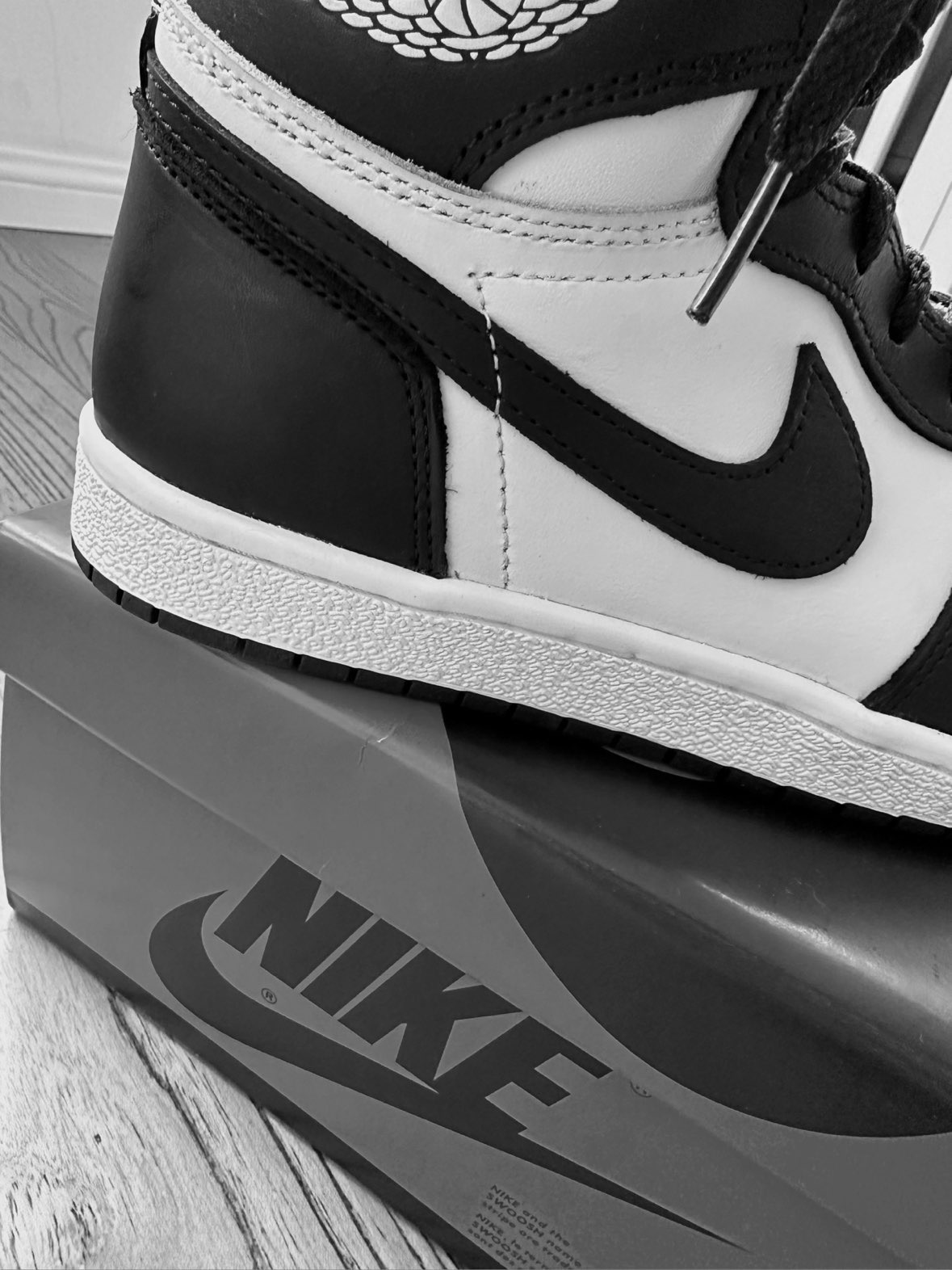 XH Air Jordan 1 Retro High OG Black White review Sofia 02