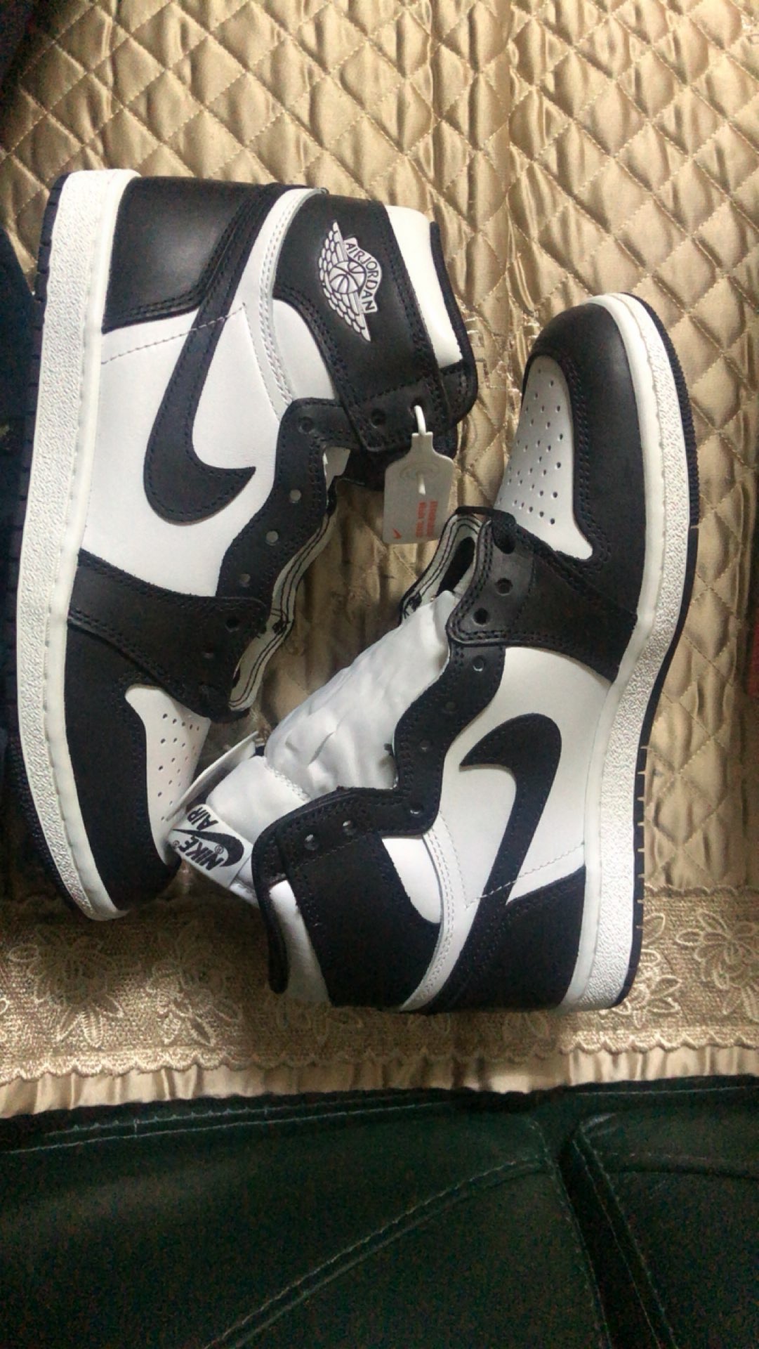 XH Air Jordan 1 Retro High OG Black White review Ellie 01