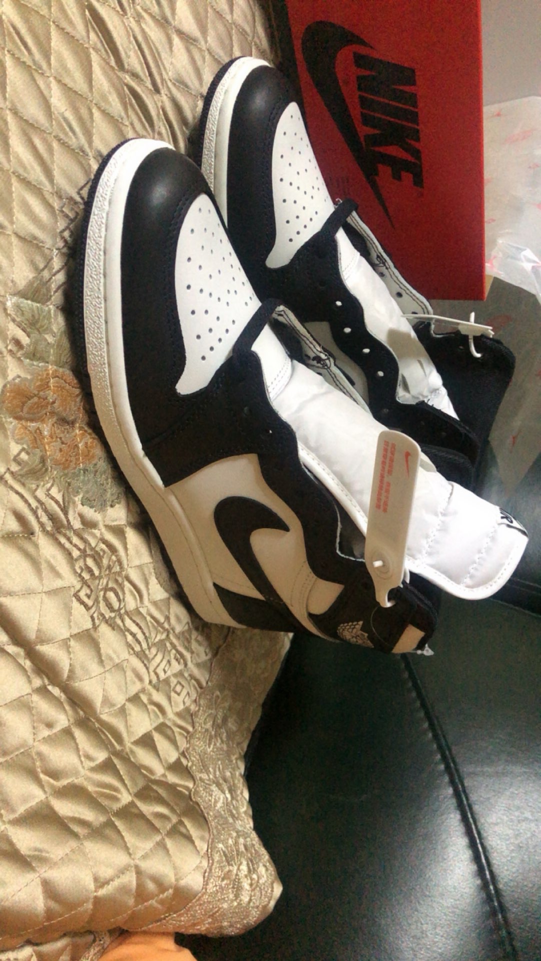 XH Air Jordan 1 Retro High OG Black White review Ellie 02