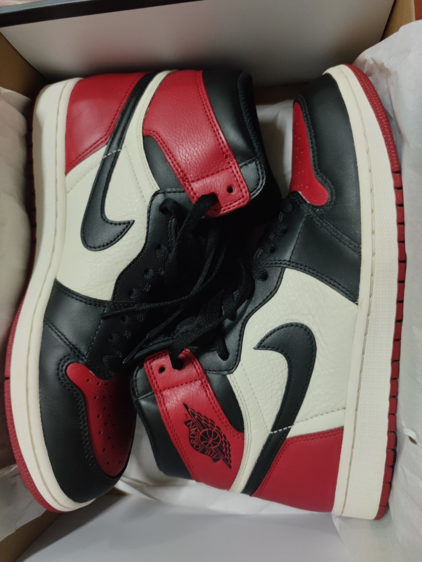 XH Air Jordan 1 High OG“Bred Toe” review Mila 02