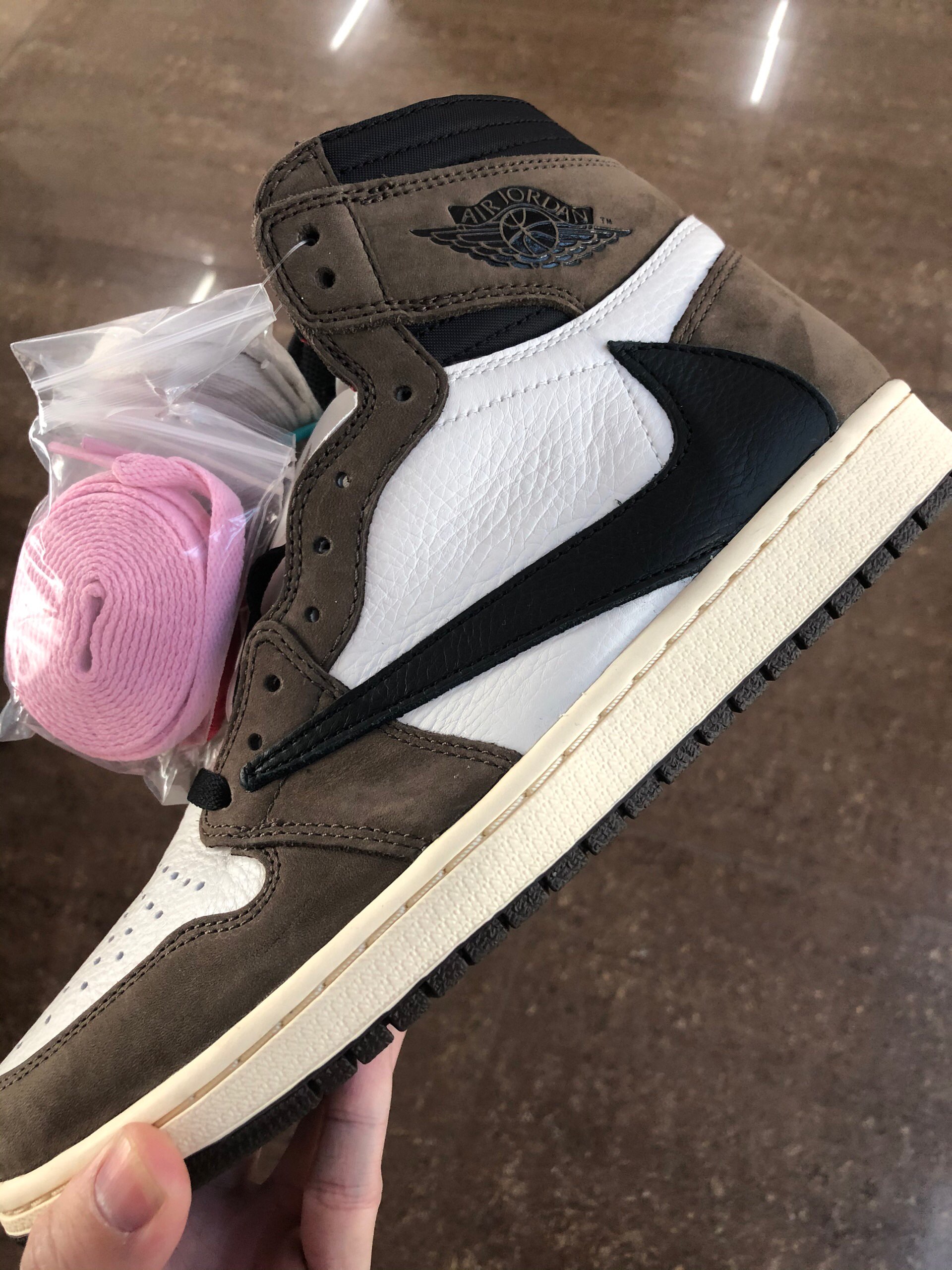 XH  Travis Scott x Air Jordan 1 High OG TS SP review Riley 01