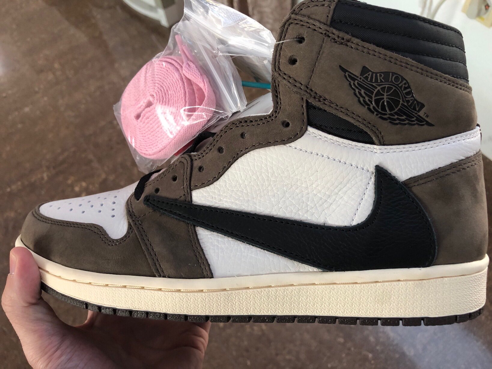 XH  Travis Scott x Air Jordan 1 High OG TS SP review Riley 02