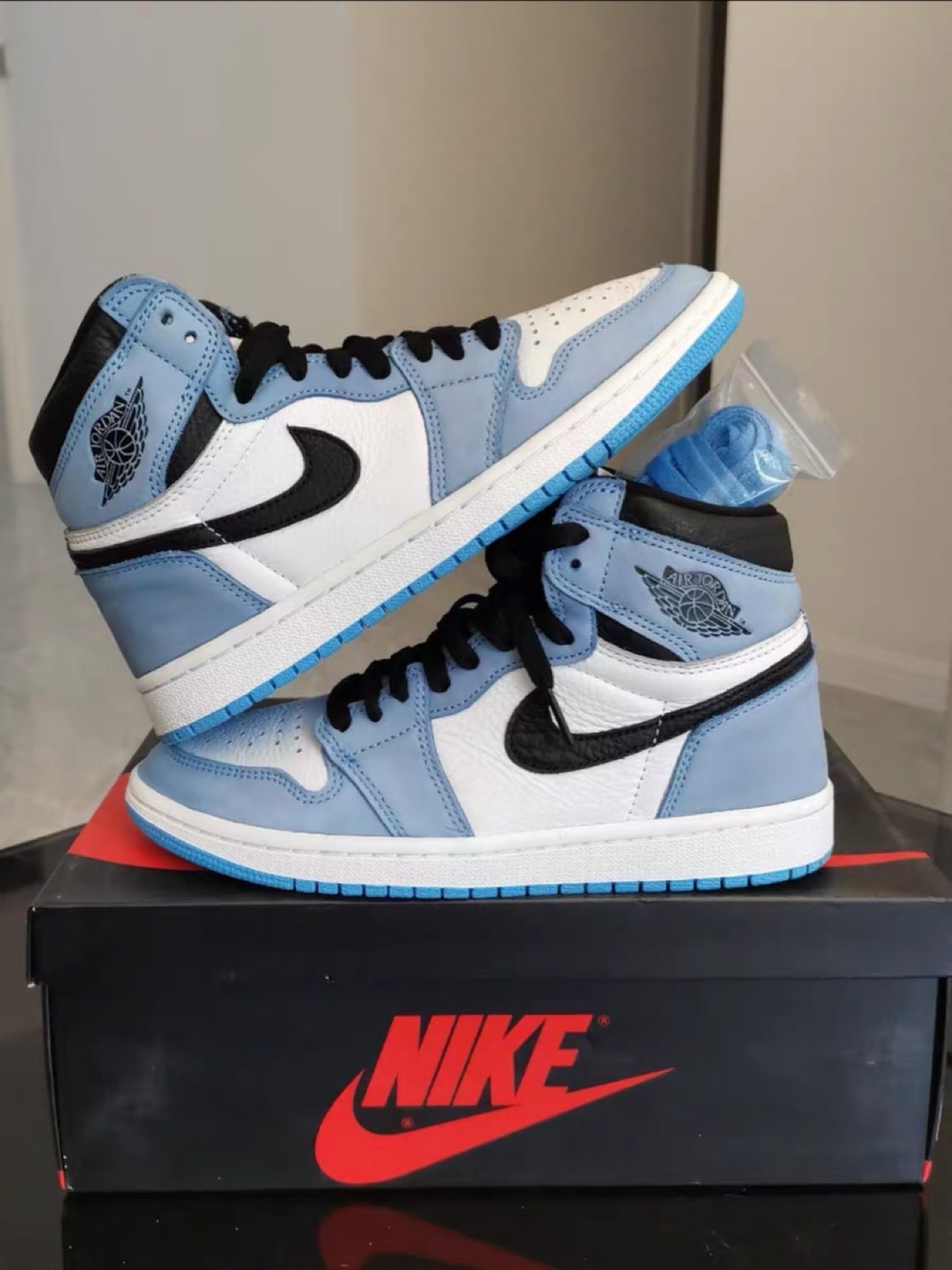 XH  Air Jordan 1 High OG University Blue review Michael 02