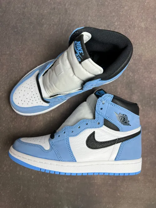 XH  Air Jordan 1 High OG University Blue review 