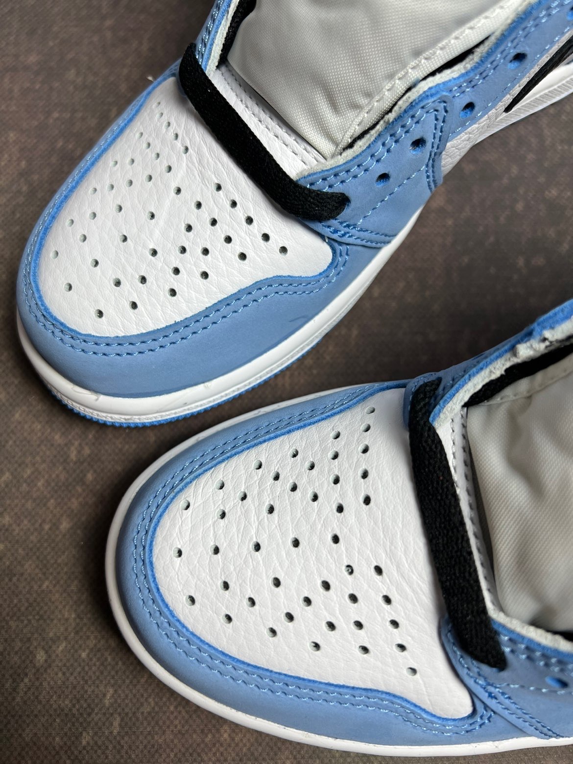 XH  Air Jordan 1 High OG University Blue review Chris 02