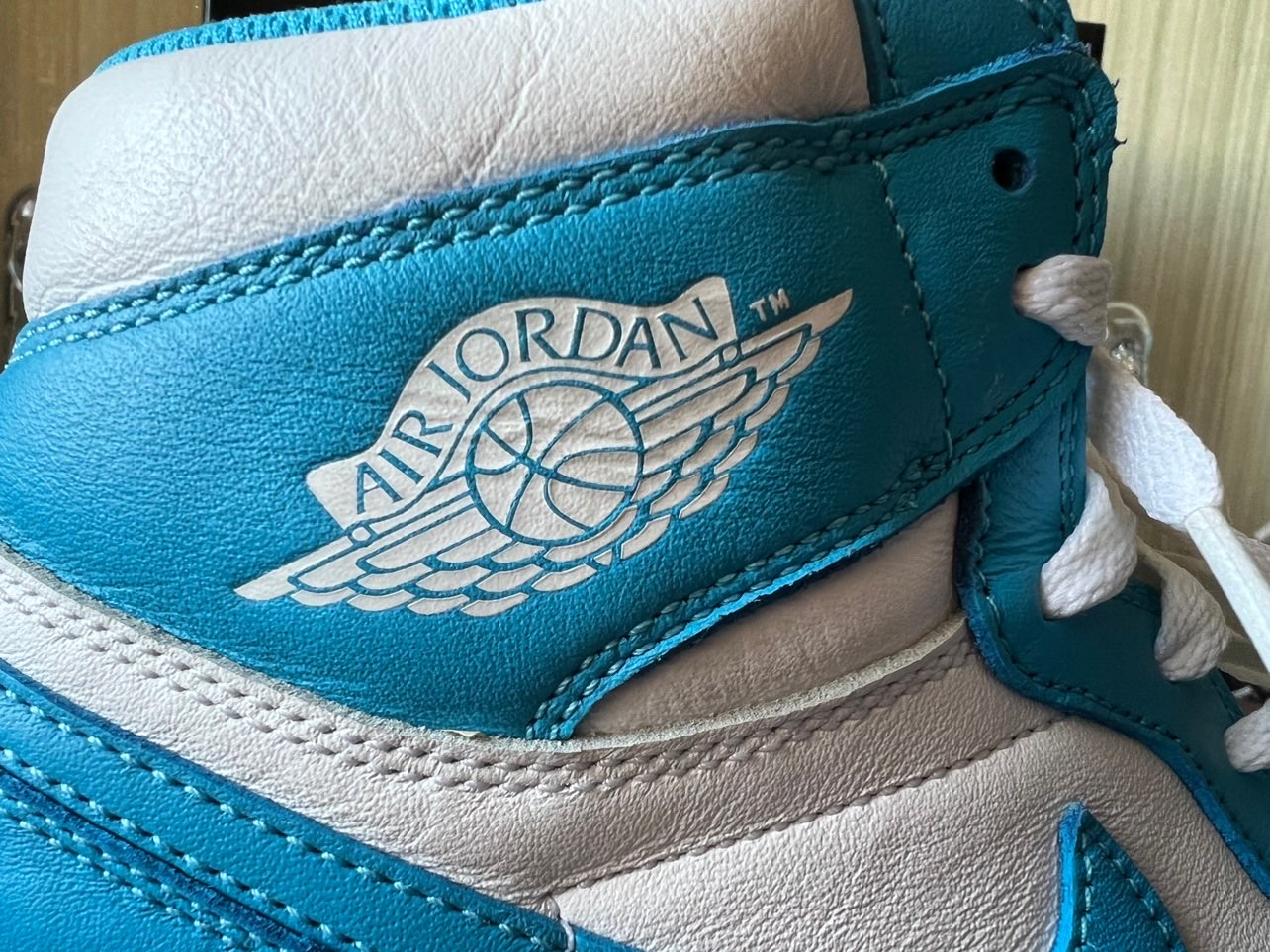XH  Air Jordan 1 RetroUNC review Emily 01