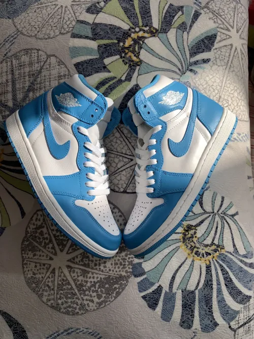 XH  Air Jordan 1 RetroUNC review 