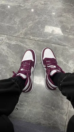 XH  Air Jordan 1 High OG Bordeaux review Tyler 02