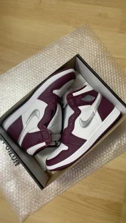 XH  Air Jordan 1 High OG Bordeaux review Samantha
