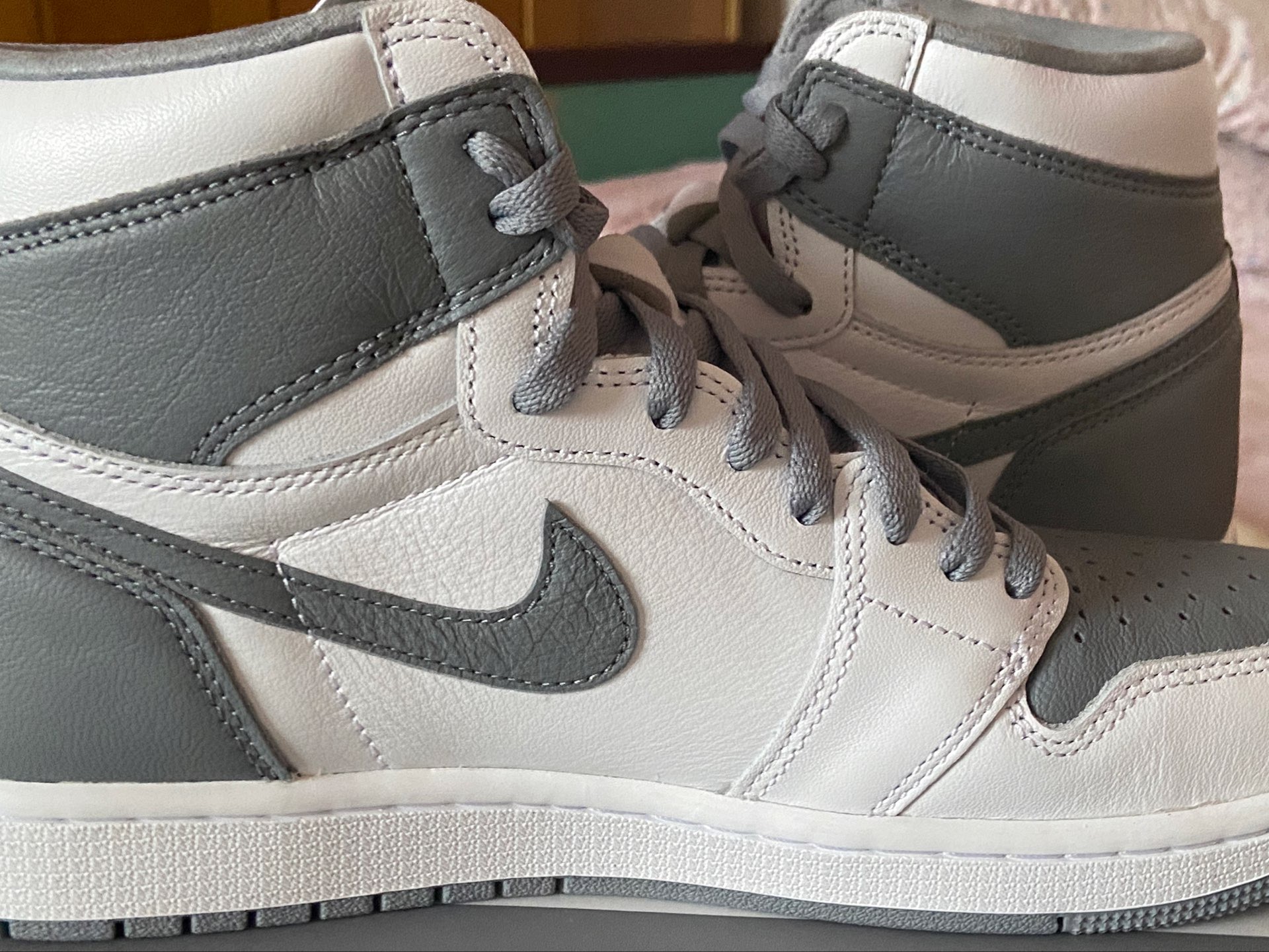 XH Air Jordan 1 High OG Stealth review Rachel 03