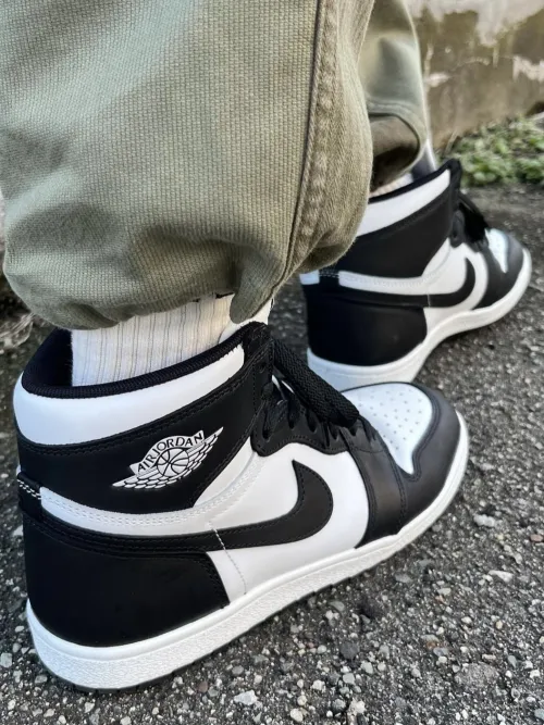 XH Air Jordan 1 ’85 Hi “Panda Black And White review 